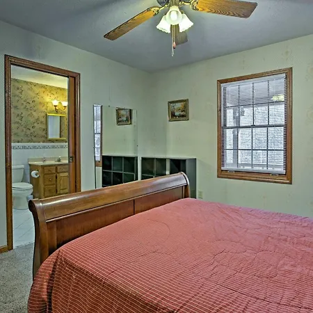 Emerald Gate Farm Cabin With On-Site Fishing Pond!